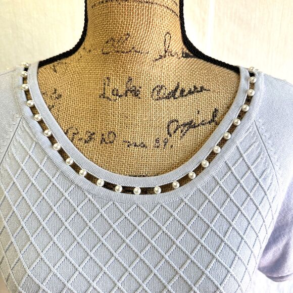 Leo & Ugo Women's Light Blue Textured Short Sleeve Pearl Neckline Sweater Sz M - Picture 2 of 16